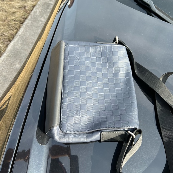 Mens Louis Vuitton messenger bag - Picture 3 of 3